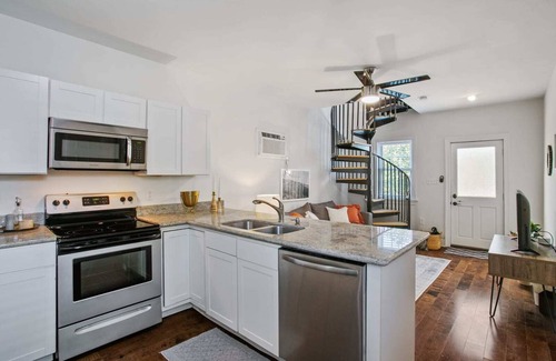 East Riverside House | Cozy Cottage in Quiet Uptown