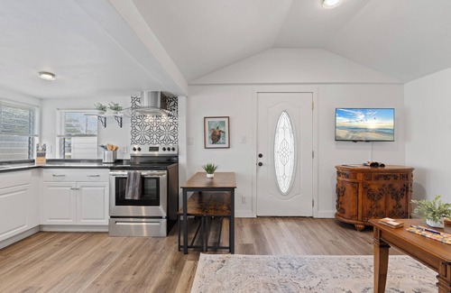 Osprey Cottage | Cozy Cottage in south Sarasota Florida, Close to Beaches!