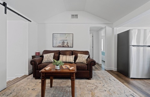 Osprey Cottage | Cozy Cottage in south Sarasota Florida, Close to Beaches!