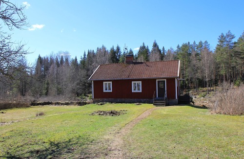 Holmsjo Cottage | Cozy cottage in the middle of the forest near large bathing lake in Blekinge 500 m from St. Alljungen.
