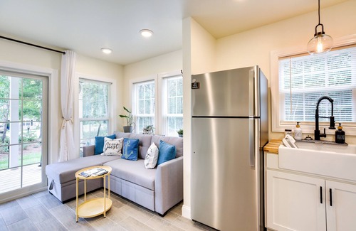 Southport Cottage | Cozy Cottage: Minutes to Downtown Southport!