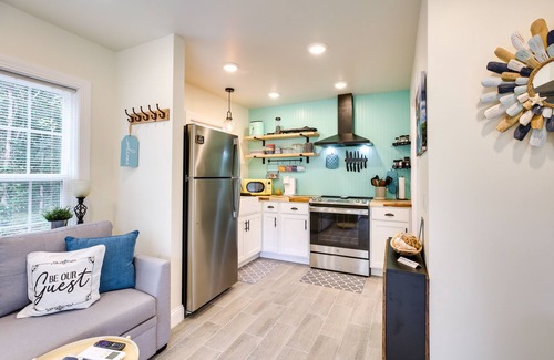 Southport Cottage | Cozy Cottage: Minutes to Downtown Southport!