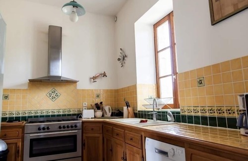 Arthon Cottage | Cozy Cottage Near Châteauroux, Countryside Views, Wi-Fi, Garden, Close to Historic Sites