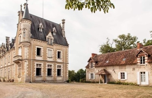 Arthon Cottage | Cozy Cottage Near Châteauroux, Countryside Views, Wi-Fi, Garden, Close to Historic Sites