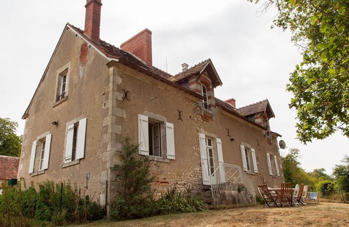 Arthon Cottage | Cozy Cottage Near Châteauroux, Countryside Views, Wi-Fi, Garden, Close to Historic Sites