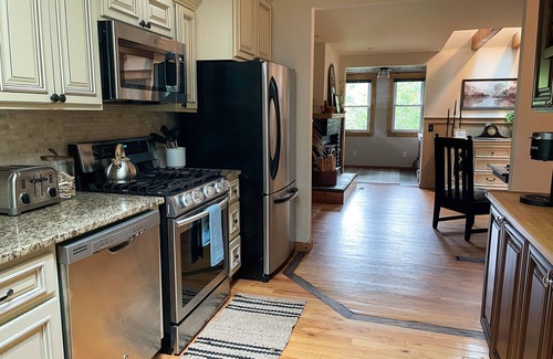Gansevoort House | Cozy Cottage near Saratoga racetrack & SPAC