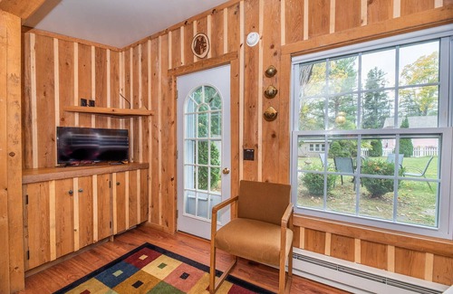 Walloon Lake Cottage | Cozy Cottage near Lake & Skiing, Hot Tub, fireplace & Fire-pit, Pets Allowed