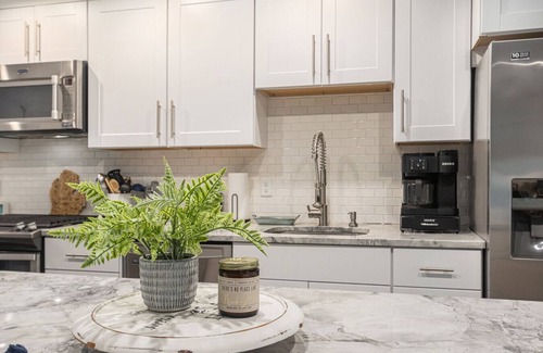 South Haven House | Cozy Cottage of South Haven: Sleeps 6
