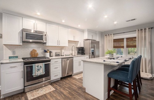 South Haven House | Cozy Cottage of South Haven: Sleeps 6