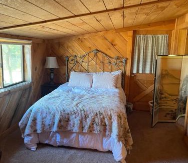 Salmon House | Cozy Cottage off Salmon River Tributary, in Town