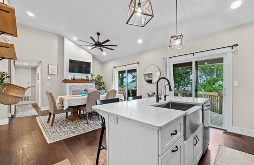 Columbia City House | Cozy Cottage on Cedar Lake with Children's Club House. Perfect For Familiesn