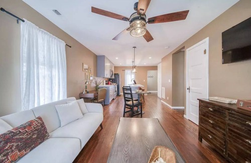 St. James Cottage | Cozy Cottage on Historic Route 66, minutes away from Wineries & Restaurants.