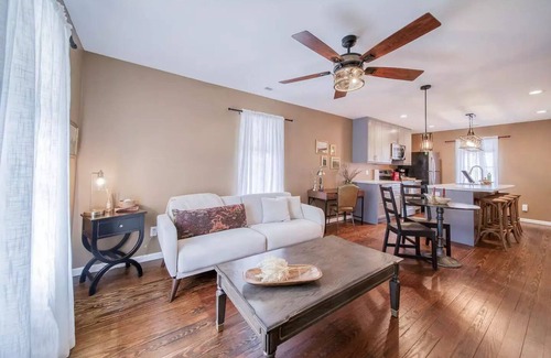St. James Cottage | Cozy Cottage on Historic Route 66, minutes away from Wineries & Restaurants.