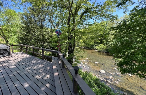 Ligonier House | Cozy Cottage overlooking beautiful Loyalhanna Creek in Historic Ligonier!