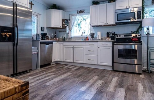 Savannah Apartment | Cozy cottage overlooking Talahi Lake in Savannah GA with a pirate ship clubhouse