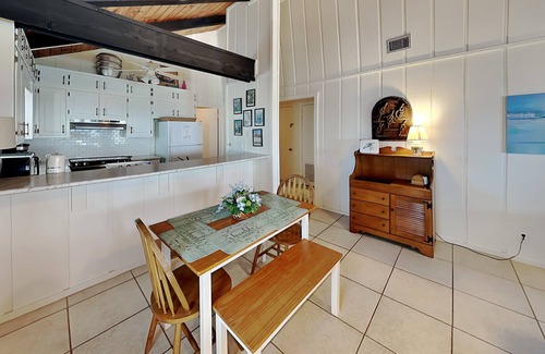 Painters Hill House | Cozy Cottage | Pet-Friendly Oceanfront Home w. Views + Deck Dining