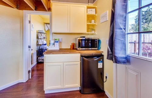Sequim Apartment | Cozy Cottage Retreat – Private Yard, Sunset Views & Peninsula Access