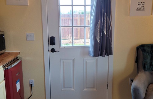 Sequim Apartment | Cozy Cottage Retreat – Private Yard, Sunset Views & Peninsula Access