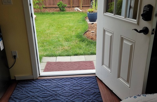 Sequim Apartment | Cozy Cottage Retreat – Private Yard, Sunset Views & Peninsula Access