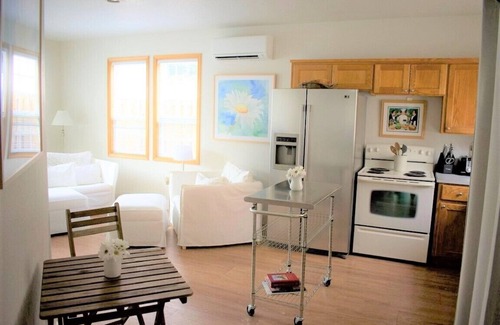 Newberg Cottage | Cozy Cottage settled in the heart of beautiful Yamhill Valley wineries.