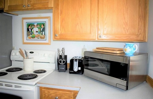 Newberg Cottage | Cozy Cottage settled in the heart of beautiful Yamhill Valley wineries.