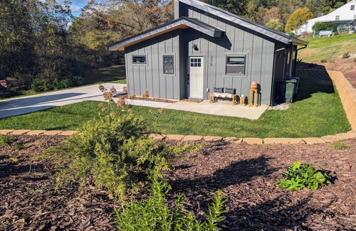 Waynesville Cottage | Cozy Cottage Sleeps 4! - Master King Bedroom and Hideaway Loft with Double Bed.