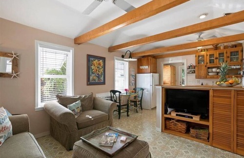 Madeira Beach Cottage | Cozy Cottage that is close to the beach and pet friendly! Work at the Beach! OB