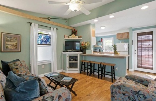 Madeira Beach Cottage | Cozy Cottage that js close to the beach and pet friendly! Work at the beach! BB