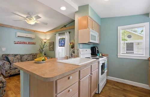 Madeira Beach Cottage | Cozy Cottage that js close to the beach and pet friendly! Work at the beach! BB