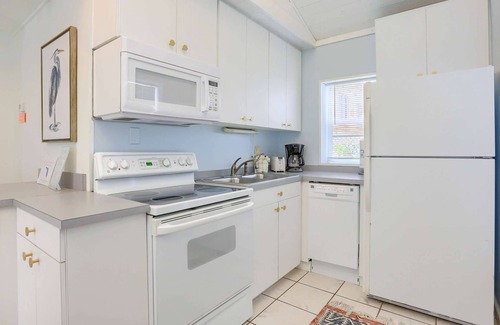 Indian Rocks Beach Cottage | Cozy Cottage on the Beach! Pets Allowed! Free Activities Included! ~ Binnie's Beachfront Bungalow
