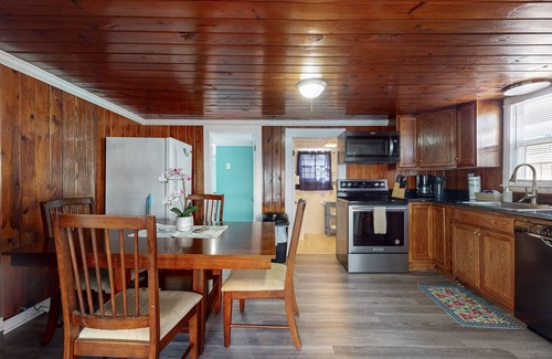 Crescent Beach Cottage | Cozy cottage with W/D, dog friendly & close to beach - Shared Outdoor