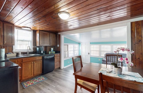 Crescent Beach Cottage | Cozy cottage with W/D, dog friendly & close to beach - Shared Outdoor