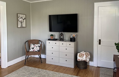 Greenbush Cottage | Cozy Cottage w/ comfy amenities close to Chincoteague VA