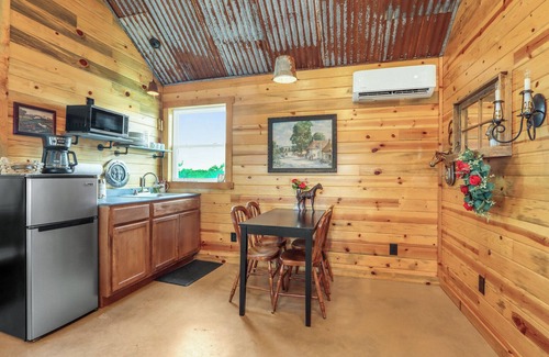 Wimberley Cabin | Cozy Cottage w/Firepit, Pickleball & Porch