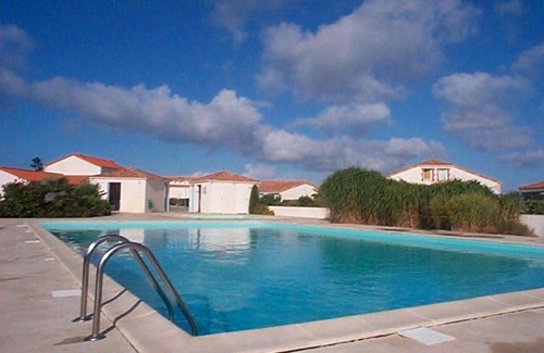 La Faute-sur-Mer House | Cozy Cottage with Pool, Near Beach - 5 Guests, Pet-Friendly