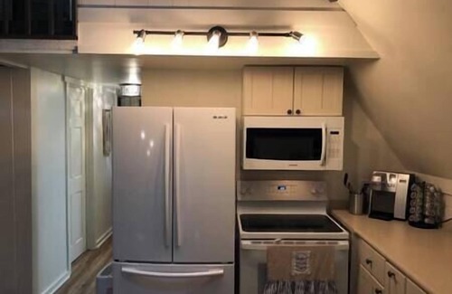 Highlands Ski Chalet | Cozy Cottage w Hot Tub, 5 min walk to Main St