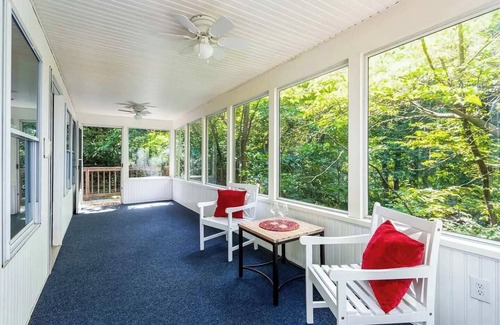 Front Royal House | Cozy Cottage w Hot Tub, Fire Pit, WiFi & Sunroom!