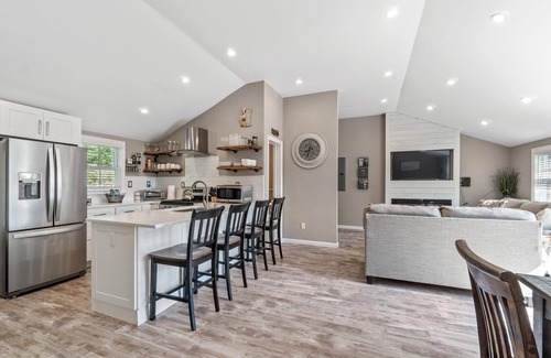 Newburgh House | Cozy cottage w/hot tub, game room & backyard. Close to West Point and Bethel.