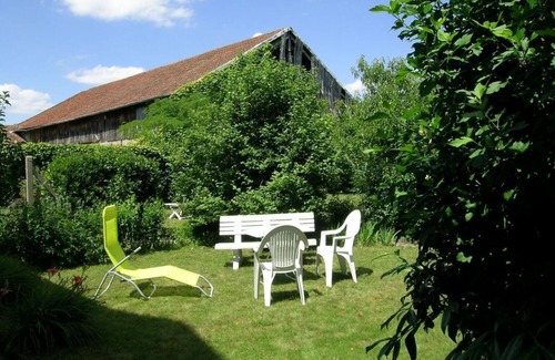 Saint-Ennemond Cottage | Cozy Cottage with Fireplace, Private Garden, and Free Tennis Access near Moulins