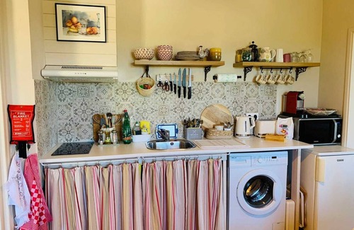 Frausseilles Cottage | Cozy cottage with 1 bedroom near Cordes Sur Ciel with AC & WiFi