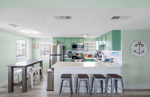 Galveston House | Cozy Cottage with Game Room, Close to Beach
