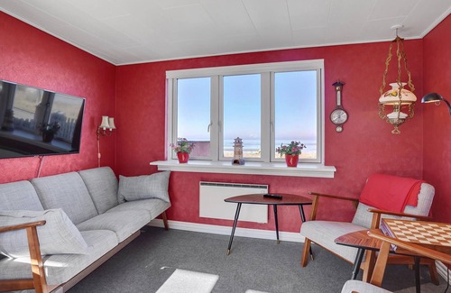Allingabro House | Cozy cottage with large sheltered terrace directly on the sea.