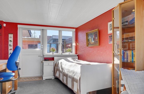 Allingabro House | Cozy cottage with large sheltered terrace directly on the sea.