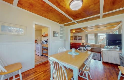 Depoe Bay House | Cozy cottage with ocean views, walking distance from town