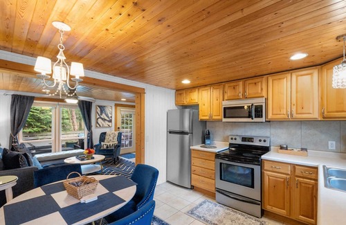Saugatuck Villa | "Cozy Cottages" Blue Cottage-Hot tub/Town!