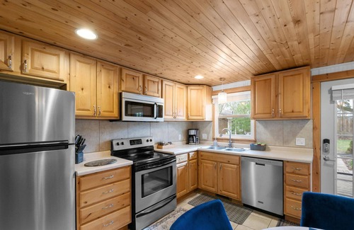 Saugatuck Villa | "Cozy Cottages" Blue Cottage-Hot tub/Town!