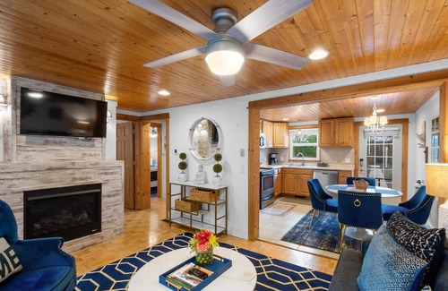 Saugatuck Villa | "Cozy Cottages" Blue Cottage-Hot tub/Town!