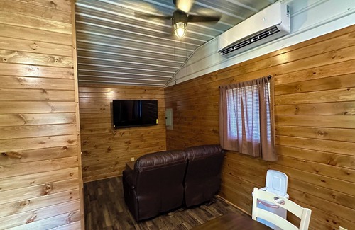 Cameron Cabin | Cozy Couple’s Cabin