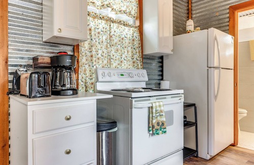 Canyon Lake Apartment | Cozy Couple's Cottage w/View Near Canyon Lake!