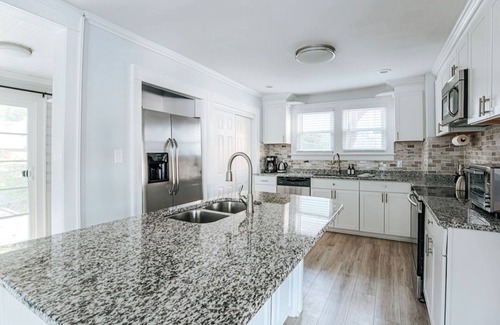Staunton House | Cozy Craftsman: Newly Renovated/Downtown Staunton